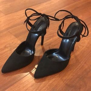 Sleek pointed toe heels in black